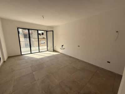 Tirane, jepet me qera zyre Kati 1, 145 m² 1.200 € (RRUGA E DURRESIT)