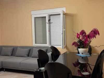 Tirane, jepet me qera apartament 2+1+Ballkon Kati 1, 145 m² 1.000 € (SAUK)