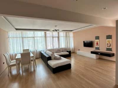 Tirane, jepet me qera Apartament 2+1+Ballkon, Kati 2, 140 m² ,Çmimi 65.000 Lekë të Reja, në Laprakë, Tiranë.