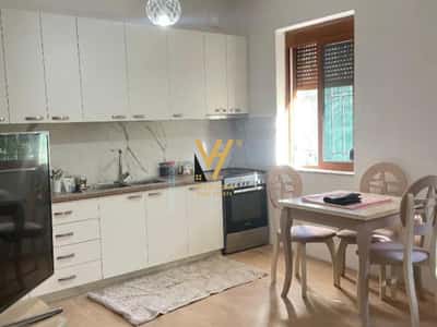 JEPET HYRJE 2+1 ME QERA TE KODRA E DIELLIT 50.000 LEKE