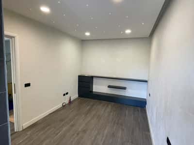 Jepet apartament 2+1+2+Kuzhine e Vecuar+2 ballkone me qira per zyra tek Qendra Metropol , Rruga Myslym Shyri , Drejtoria e Policise .