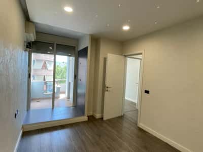 Jepet apartament 2+1+2+Kuzhine e Vecuar+2 ballkone me qira per zyra tek Qendra Metropol , Rruga Myslym Shyri , Drejtoria e Policise .