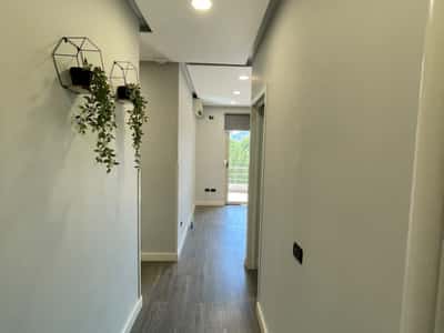 Jepet apartament 2+1+2+Kuzhine e Vecuar+2 ballkone me qira per zyra tek Qendra Metropol , Rruga Myslym Shyri , Drejtoria e Policise .