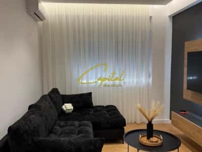 Tirane, jepet me qera apartament 1+1 Kati 1, 65 m² 850 € (LIQENI ARTIFICIAL)