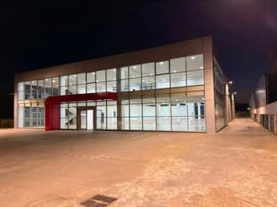 Tirane, jepet me qera magazine Kati 0, 2.700 m² 6.500 € (Fushe Preze)