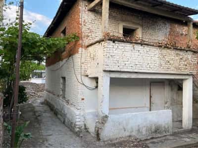 PRONË PËR SHITJE – MUNDËSI INVESTIMI NË REZIDENCIAL Vendndodhja: Tirana, Shqipëria (Zona e Kuqe / Zona e Ndërtimit me Dendësi të Lartë)