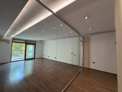 Tirane, jepet me qera zyre Kati 2, 118 m² 1.000 € (Ekspozita)