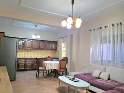 Tirane, jepet me qera apartament 3+1+Ballkon Kati 2, 169 m² 750 € (Fusha e Aviacionit)