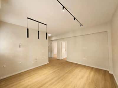 Tirane, jepet me qera ambjent biznesi Kati 1, 70 m² 800€