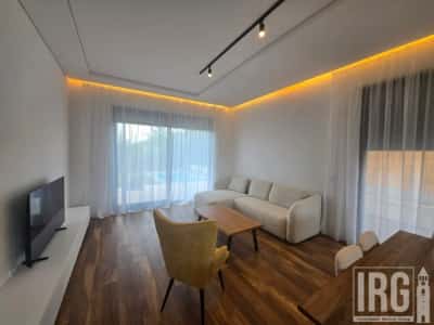 Tirane, jepet me qera Vile Vile 2 Katshe , 350 m² 3.400 € (teg , lunder , farke , mjull-bathore , mullet)