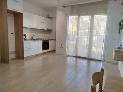 Tirane, jepet me qera garsonier 1+1 Kati 2, 35 m² 350 € (YZBERISHT)