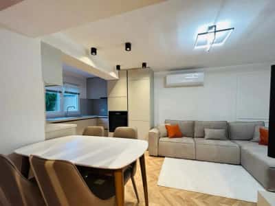 Tirane, jepet me qera apartament 2+1 Kati 1, 100 m² 700 € (Tregu Elektrik)