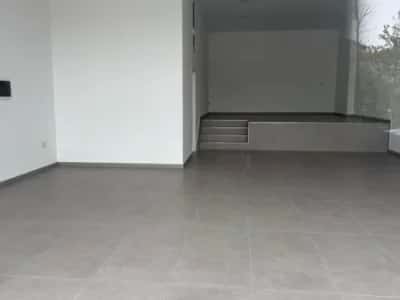 Tirane, jepet me qera dyqan Kati 0, 105 m² 1.700 € (tregu i ri elektrik)