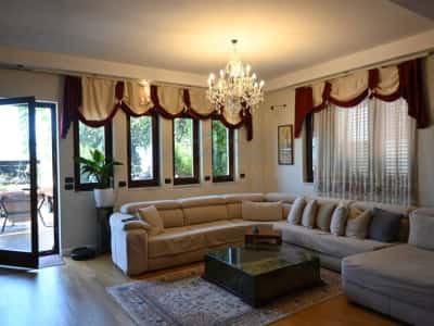 SHITET PENTHOUSE +VERANDE NE ZONEN E KODRES SE DIELLIT