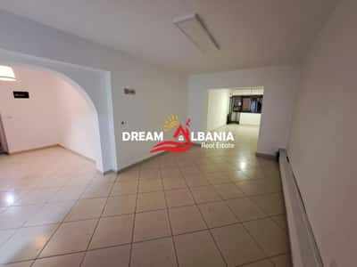 Ambient Biznesi/Zyre ne Shitje ne Zonen e Myslym Shyrit, prane Someg (ID 4161111)