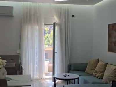 Shitet Apartament 1+1 me mobilim modern për investim, në qender të Librazhdit