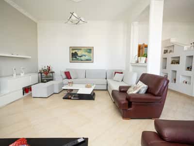 🌆 Shitet Penthouse Komod 202 m² + 100 m² Verandë Panoramike pranë Lungomares