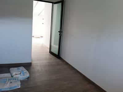 Shitet apartament 1+1, tek pallatet e shallvareve