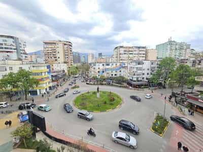 Shitet, Ambient Biznesi, Sheshi Willson, Tiranë.