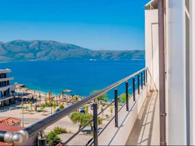 Shitet hotel ne Radhime buze rruge .