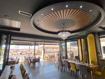 Restorant & Piceri me Qira – Plazh, Vijë e Parë me Detin