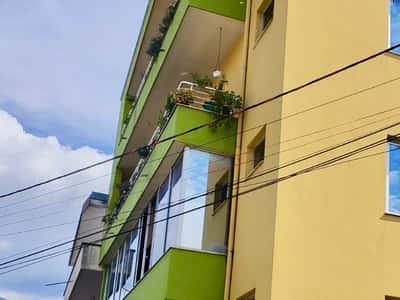 🏡 PËR SHITJE – VILË 4-KATËSHE + 2 NJËSI KOMERCIALE | RRETHRROTULLIMI SHKOZË, TIRANË
