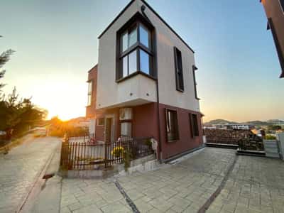 Shitet Vile e bashkangjitur 3 - Kateshe + 2 Poste Parkimi , Kombinat, Tirane