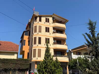 JEPET ME QIRA GODINA NË LAPRRAKË – 13 APARTAMENTE + 350 M² AMBIENT I HAPUR!!