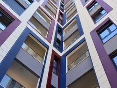 Shitet garsoniere tek Komuna e Parisit , Rruga Hiqmet Delvina , Stadiumi Dinamo , Vasil Shanto .  Me siperfaqe 43.3 m2 .  Ndodhet ne katin e 5 ne nje pallat te 2024 me ashensor .  Disponon hipoteke .  Godinë moderne me fasadë të ventiluar, termoizolim, izolim akustik dhe teknologji U-Boot .  Cmimi i shitjes eshte 130.000 Euro .  Per nje vizite ne prone na kontaktoni .     blerina