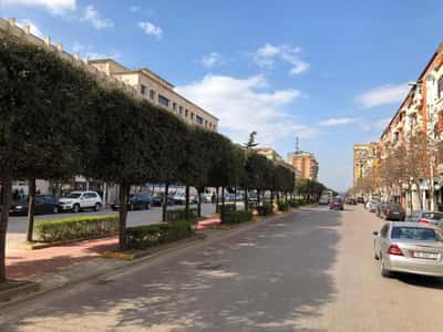 Shiten dy dyqane buze rruge ne Bulevardin Zogu i Pare (ID 4171607)