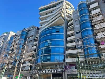 Ambient komercial ne Kompleksin Halili ne rrugen e Dibres
