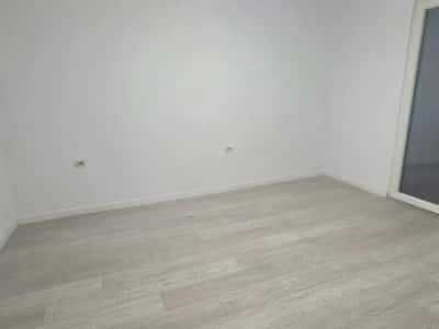 Jepet ambient biznesi me qira tek Rruga e Kavajes , tek Kryqezimi i 21 Dhjetorit , Rruga Myslym Shyri , Rruga Muhamet Gjollesha .